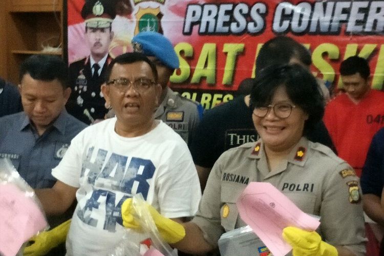 Polisi mengungkap penganiayaan yang menyebabkan korban Nurhayati penghuni apartemen Green Pramuka City tewas pada Minggu (6/1/2019) di Mapolres Metro Jakarta Pusat.