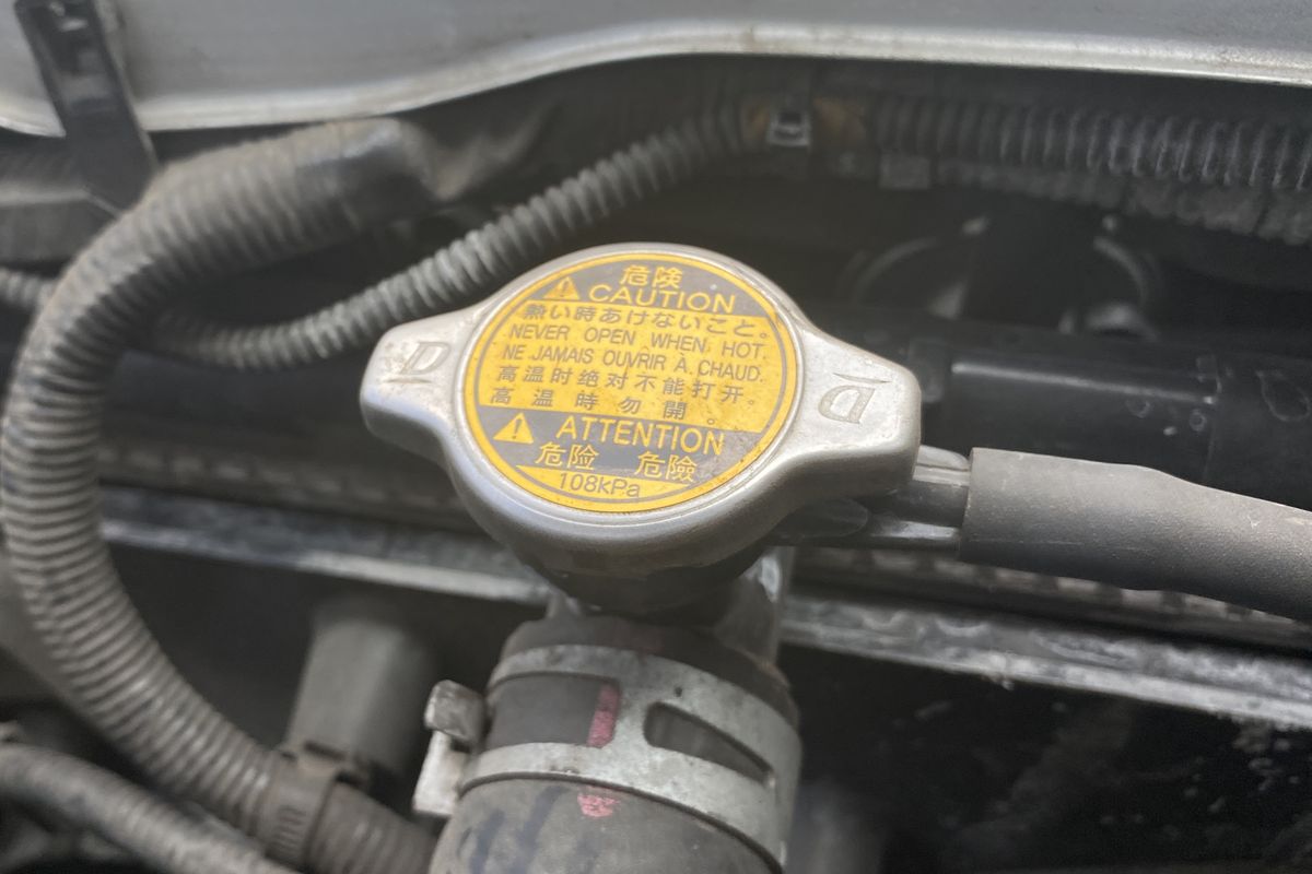 Bahaya Buka Tutup Radiator Saat Mesin Panas, Kulit Bisa Terkelupas