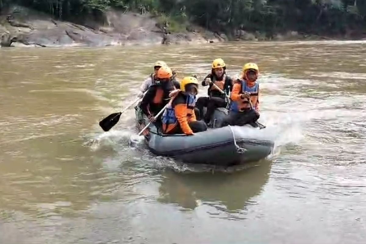 Hingga hari ke-3 pencarian remaja yang diketahui bernama Aril (15) dilaporkan tenggelam dan hilang saat berenang bersama teman-temannya di Sungai Saddang, Desa Bera, Kecamatan Makale, Kabupaten Toraja, Jumat (28/6/2024) sore lalu, hingga Minggu (30/6/2024) belum ditemukan.