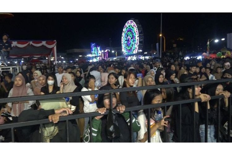 Masyarakat menyambut antusias sosialisasi Pilkada di Maluku Utara. 