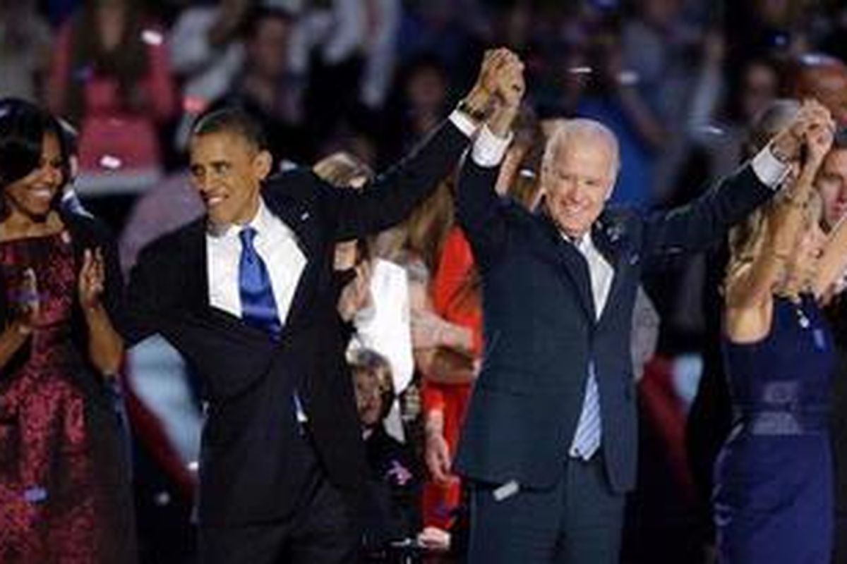 Presiden Barack Obama, istrinya Michelle Obama, wakil presiden Joe Biden dan istrinya Jill Biden menyapa pendukungnya saat perayaan kemenangan, Rabu (7/11/2012) dini hari.