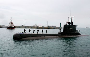 Kapal selam KRI Nanggala-402 berlayar mendekati dermaga Indah Kiat di Kota Cilegon, Banten, beberapa waktu lalu. 