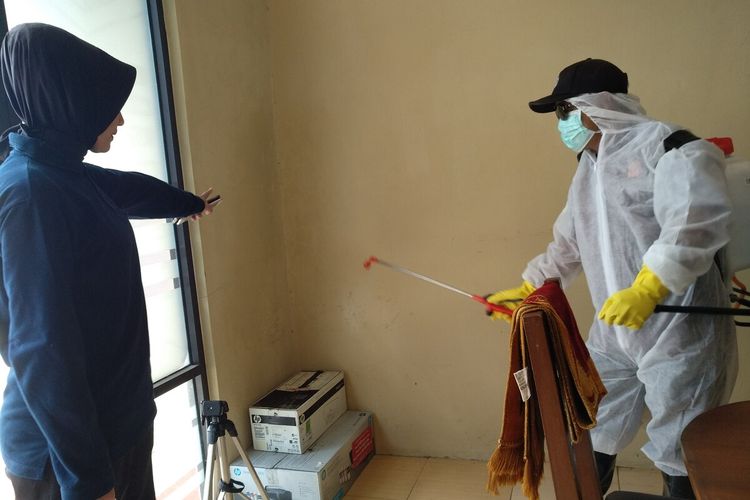 Petugas Tim Dokkes Polres Tasikmalaya Kota sedang menyemprotkan disinfektan di tiap ruangan, Rabu (18/3/2020).