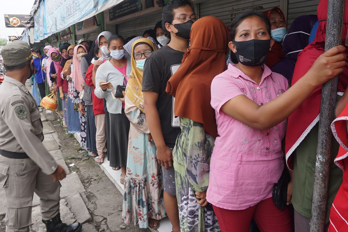 Warga mengantri beli minyak goreng dalam operasi pasar minyak goreng dan gula pasir di Wonodadi, Blitar, Jawa Timur,  Kamis (10/2/2022). Operasi pasar minyak goreng murah dengan harga Rp13 ribu per liter sesuai harga eceran tertinggi (HET) pemerintah itu digelar untuk memenuhi kebutuhan masyarakat akan komoditas minyak goreng yang semakin langka dan harga yang terus melambung hingga di atas Rp20 ribu per liter. ANTARA FOTO/Destyan Sujarwoko/foc.