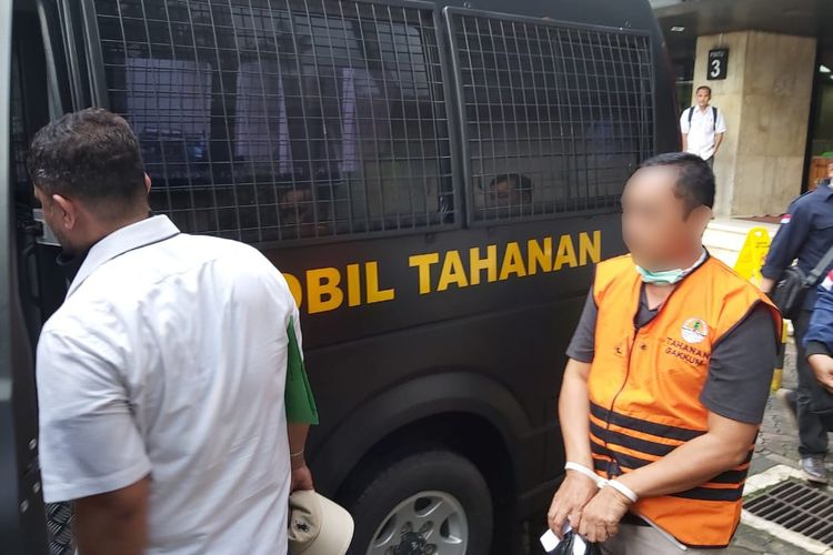 Tersangka AZ kasus perusakan hutan di Bangka Tengah saat digiring ke mobil tahanan.