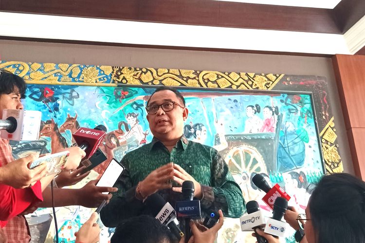 Koordinator Staf Khusus Presiden, Ari Dwipayana saat memberikan keterangan pers di Gedung Utama Sekretariat Negara, Rabu (31/1/2024).