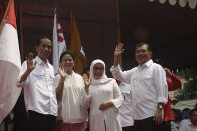 Joko Widodo dan Jusuf Kalla didampingi kedua istri berpose seusai deklarasi pasangan calon presiden dan calon wakil presiden di Gedung Joang 45, Jakarta, Senin (19/5/2014). PDI Perjuangan bersama Partai Nasional Demokrat, Partai Kebangkitan Bangsa dan Partai Hanura sepakat mengusung Joko Widodo dan Jusuf Kalla untuk maju sebagai pasangan capres dan cawapres.