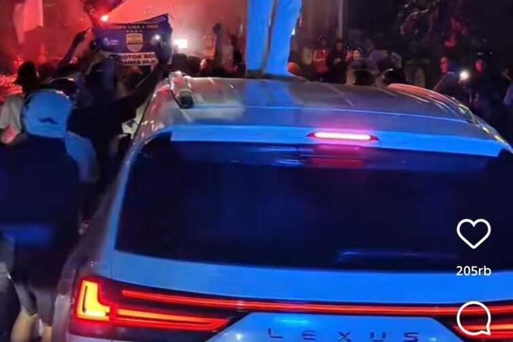 Momen Gubernur Jabar, Dedi Mulyadi merayakan Persib Bandung juara Liga 1 2024/2025 di atas mobilnya, Senin (5/5/2025) malam.