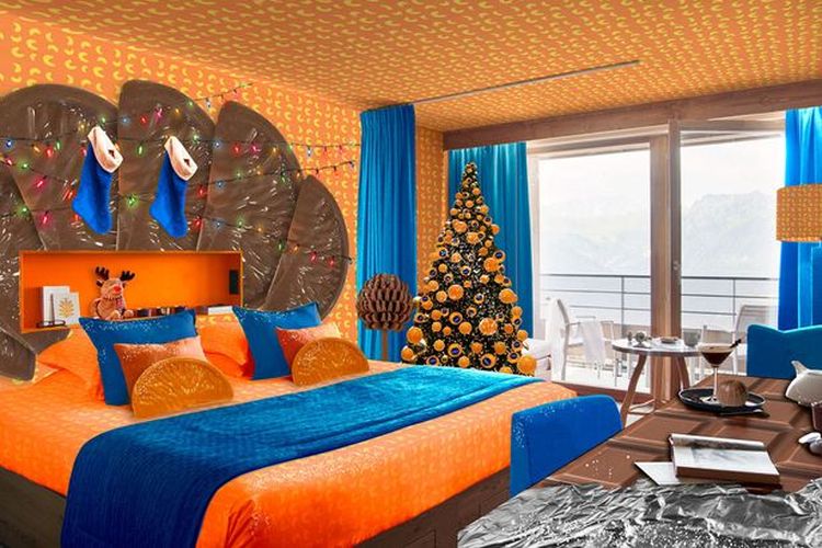 Kamar hotel dipenuhi coklat dan juga jeruk, bernuansa warna oranye