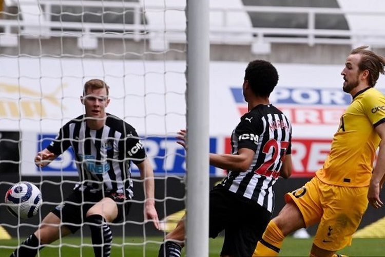 Penyerang Tottenhan Hotspur Harry Kane (kanan) mencetak gol pertama untuk timnya ke gawang Newcastle United pada laga pekan ke-30 Liga Inggris 2020-2021 di Stadion St. James' Park, 4 April 2021. 