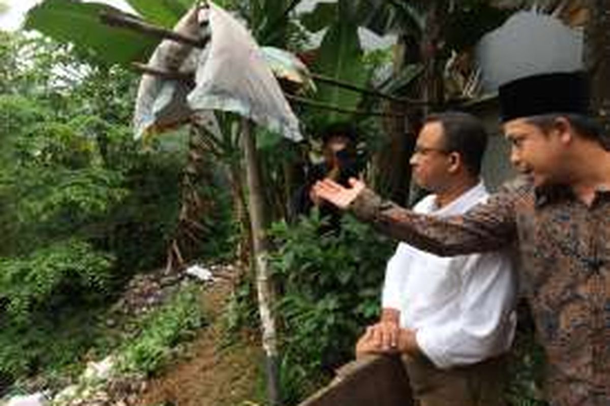 Calon gubernur DKI Jakarta, Anies Baswedan (kemeja putih), mengunjungi permukiman warga di Kelurahan Gandaria Selatan, Kecamatan Cilandak, Jakarta Selatan, Sabtu (5/11/2016).