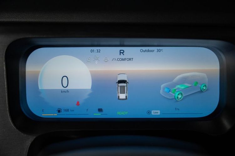 Layar digital 10,25 inci di BAIC BJ30 Hybrid menyajikan informasi berkendara real-time dengan visual futuristik?mulai dari mode berkendara, suhu luar, daya baterai, hingga status sistem hybrid. 