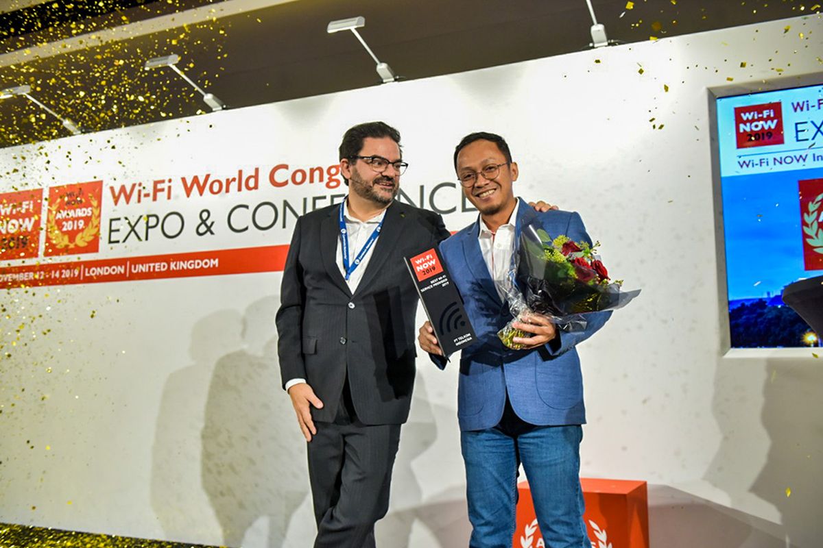 Senior Manager Wireless Product Management Telkom Irwan Indriastanto (kanan) saat menerima
penghargaan Wi-Fi NOW Award 2019 untuk kategori Best Wi-Fi Service Provider yang diserahkan oleh
CEO & Chairman Wi-Fi NOW Claus Hetting (kiri) di London, Inggris (13/11/2019).