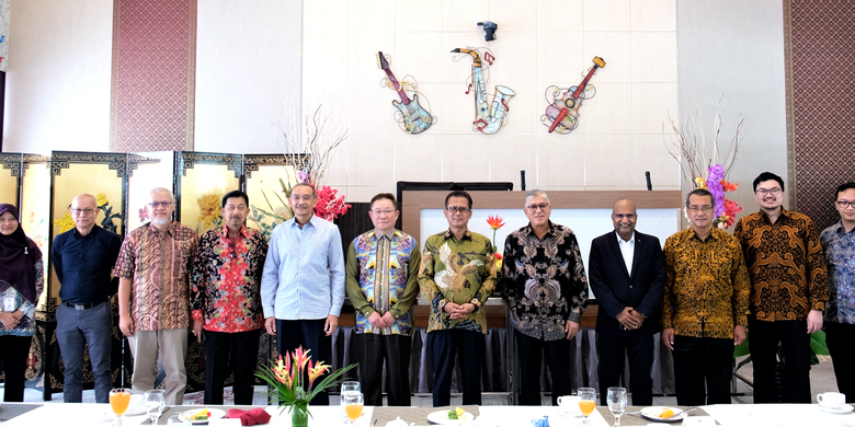 Indonesia's Ambassador to Brunei Darussalam Dr. Sujatmiko (6th from right) posing for a photo with business community in the Sultanate on July 11, 2020. 