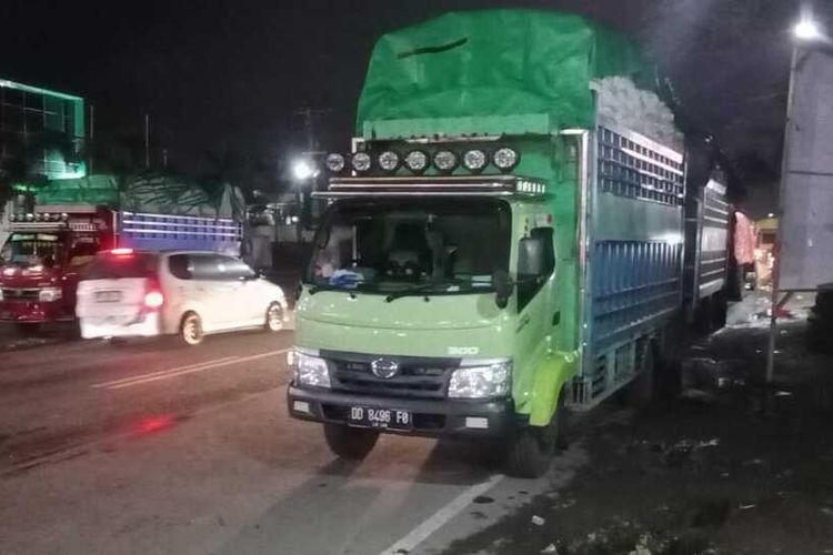 Sejumlah truk nekat parkir di badan jalan, Jalur Trans Sulawesi, Kecamatan Pallangga, Kabupaten Gowa Sulawesi Selatan lantaran takut kena pungli Rp 100.000 di Jembatan Timbang. Sabtu, (13/1/2024).