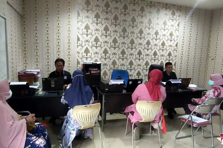 Para calon jamaah umrah yang batal berangkat ke tanah suci lantaran mengaku telah menjadi korban penipuan agen travel ketika melapor di Polda Sumatera Selatan, Kamis (2/3/2023).