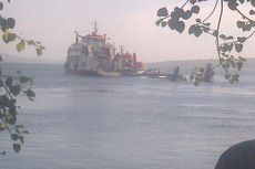 16 Truk Tronton Masih Terjebak di Kapal Karam