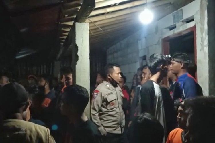 Warga Desa Karangreja, Kecamatan Kutasari, Purbalingga, Jawa Tengah mengepung rumah Karsan (60), seorang kakek yang menyekap gadis kecil berinisial AY (12), Kamis (26/5/2022) malam.