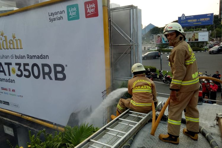 Papan billboard di Jalan Metro Pondok Indah tepatnya dekat Pondok Indah Mall (PIM) 1, Pondok Pinang, Kebayoran Lama, Jakarta Selatan terbakar pada Minggu (25/4/2021) sore.