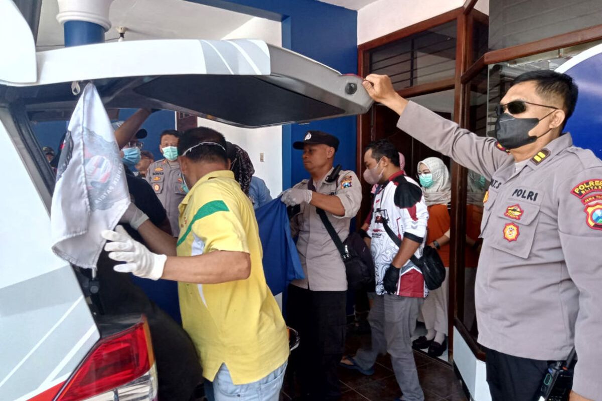 Petugas medis memasukkan jasad HS ke mobil ambulans, Jumat (21/3/2025)