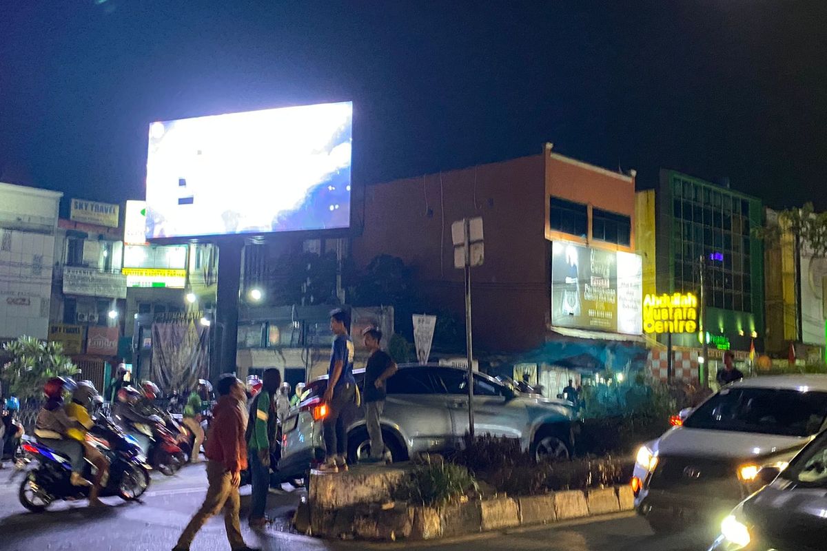 Mobil Sedan Kecelakaan di Margonda hingga Naik ke Pembatas Jalan