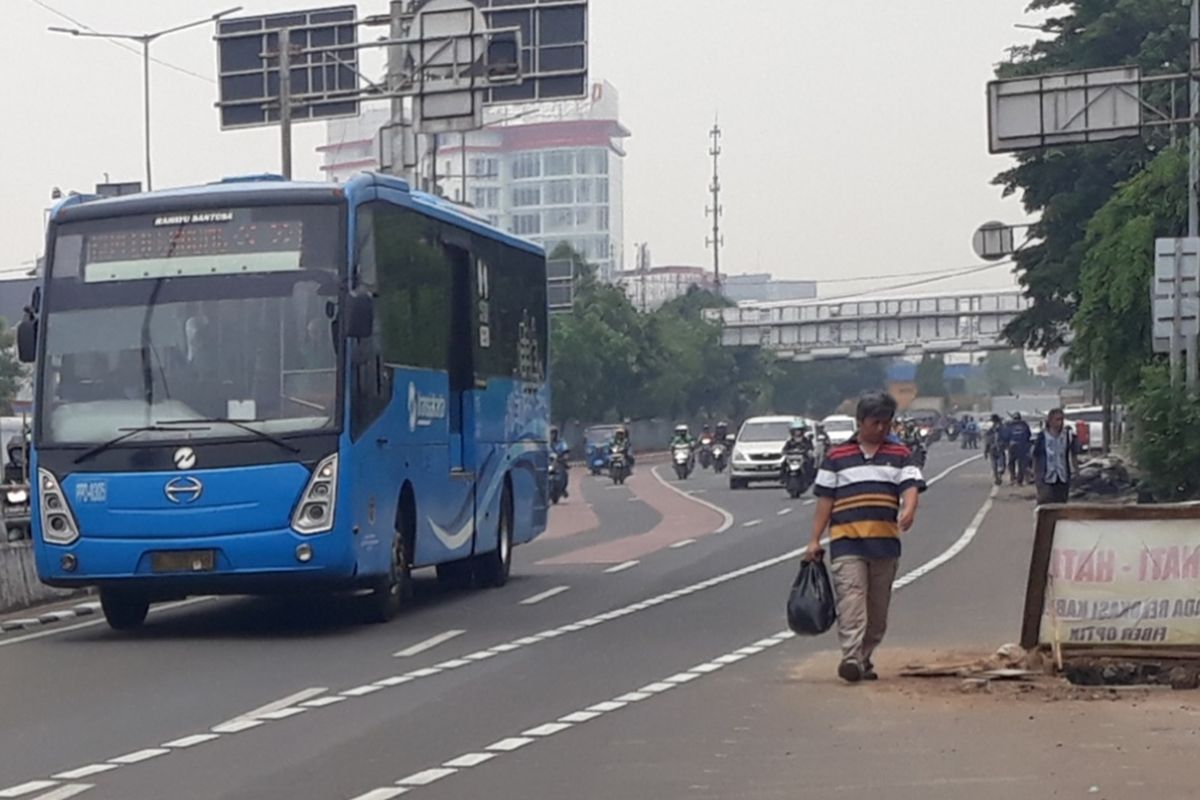 Tampak proyek galian di Jalan Pramuka, Jakarta Timur, hanya ditutupi papan kayu, Senin (25/11/2019).