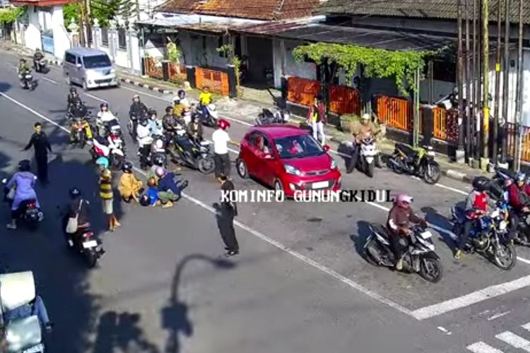 Video Viral Pemotor Pingsan di Alun-alun Wonosari, Ternyata Petugas Damkar, Kini Dirawat di ICU