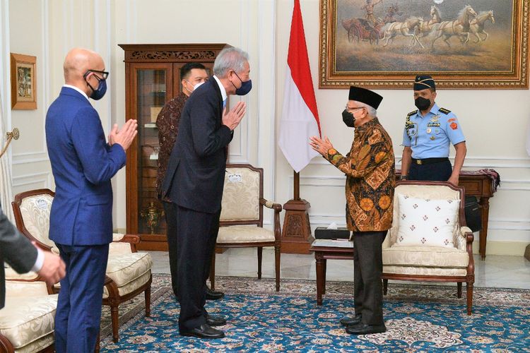 Wakil Presiden Ma'ruf Amin saat menerima kunjungan Menteri Senior sekaligus Menteri Koordinator Bidang Keamanan Nasional Republik Singapura Teo Chee Hean, Rabu (1/12/2021), di Istana Wapres, Jakarta Pusat.