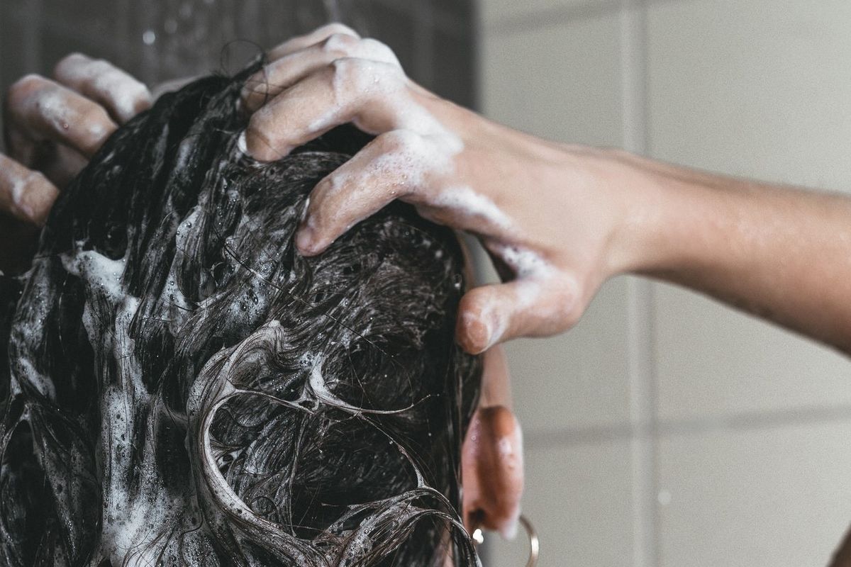 Jarang mencuci rambut bisa membuat kulit kepala ditimbuni berbagai kotoran dan membuat rambut rusak.