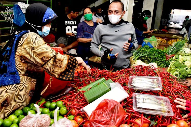 Gubernur Sumut Edy Rahmayadi meninjau harga dan stok kebutuhan pokok di Pasar Petisah, Medan, Rabu (23/12/2020)