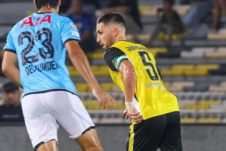 Gelandang baru Persib Bandung asal Argentina Luciano Guaycochea saat masih berseragam Perak FC jabat kapten di Liga Super Malaysia. 