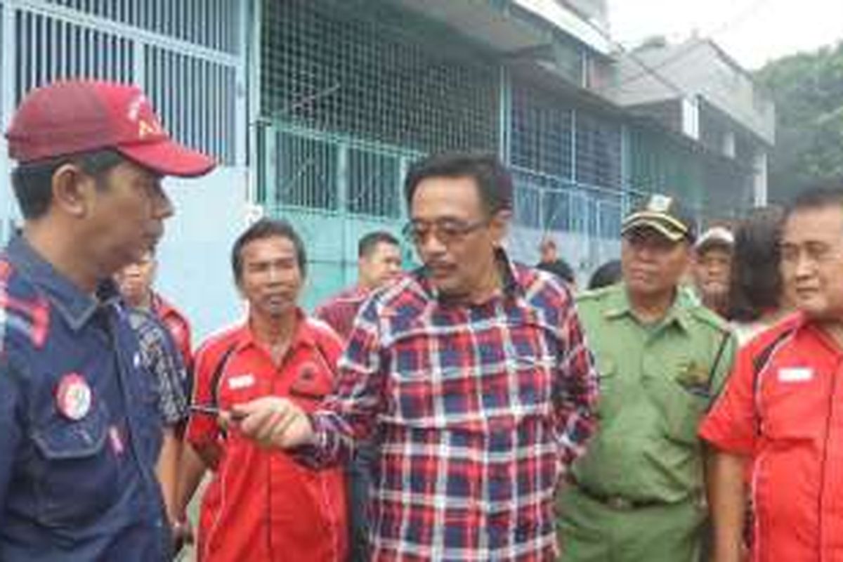 Calon wakil gubernur DKi Djarot Saiful Hidayat blusukan di Pejagalan, Jakarta Utara, Kamis (3/11/2016). 