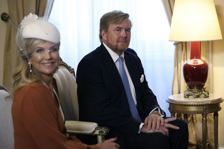 Raja Belanda Willem-Alexander dan istrinya, Ratu Maxima, saat bertemu Presiden Yunani Katerina Sakellaropoulou di Istana Presiden Athena, 31 Oktober 2022.