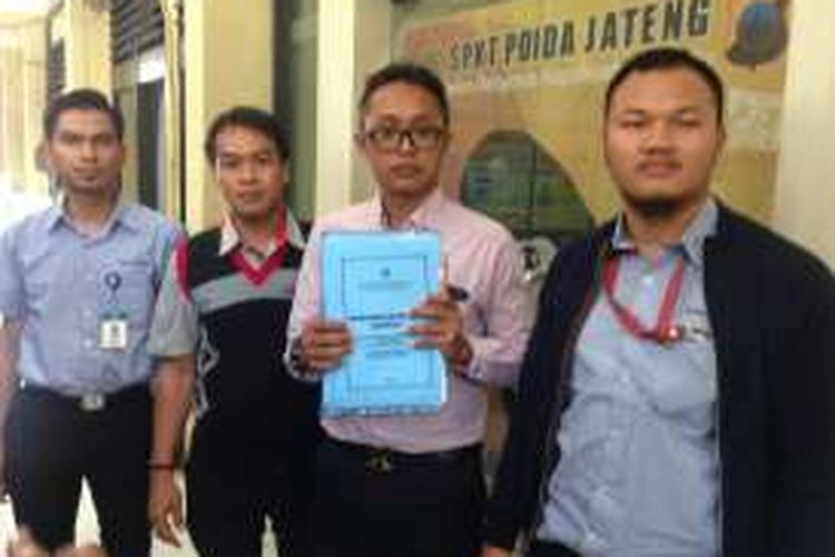 Wahyu Baskoro menunjukkan laporan di SPKT Polda Jawa Tengah seusai melaporkan warga yang membuat tulisan fitnah tentang Amdal