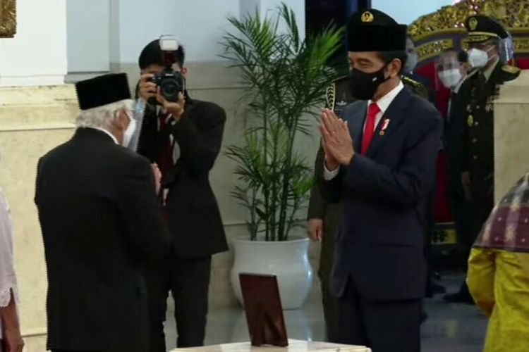Presiden Joko Widodo menyalami ahli waris 6 tokoh yang mendapat gelar pahlawan nasional