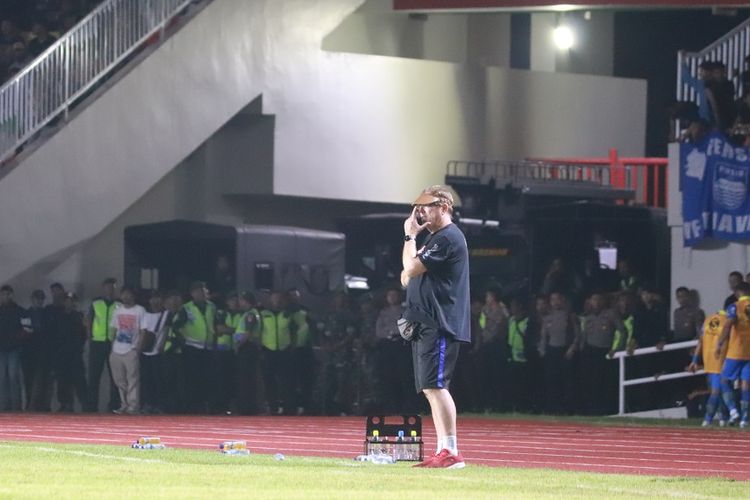 Pelatih Persib Bandung, Robert Rene Alberts, mengamati skuadnya dalam laga uji coba Persis Solo vs Persib Bandung di Stadion Manahan, Sabtu (15/2/2020).