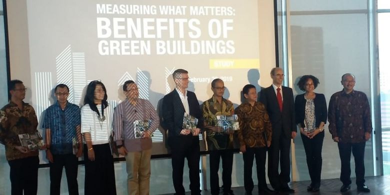 Penyerahan sertifikat kepada pengelola sembilan bangunan yang dinyatakan sebagai green building (gedung hijau) di Jakarta, Rabu (20/2/2019).