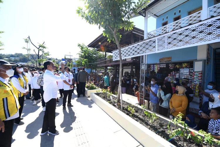 Presiden Joko Widodo meninjau proyek pengembangan sarana hunian pendukung kawasan pariwisata di Kampung Baru, Labuan Bajo, Nusa Tenggara Timur, Jumat (22/7/2022). Jokowi berharap, penataan kampung ini membuat penduduk lokal dapat merasakan manfaat dari kegiatan pariwisata di Labuan Bajo.