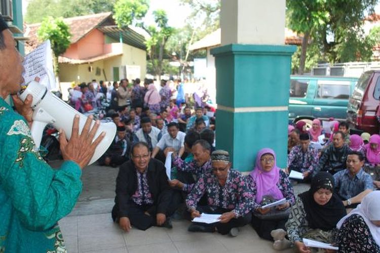 Guru Agama Islam berdemonstrasi di depan Kantor Kementerian Agama, Kendal, Jawa Tengah.
