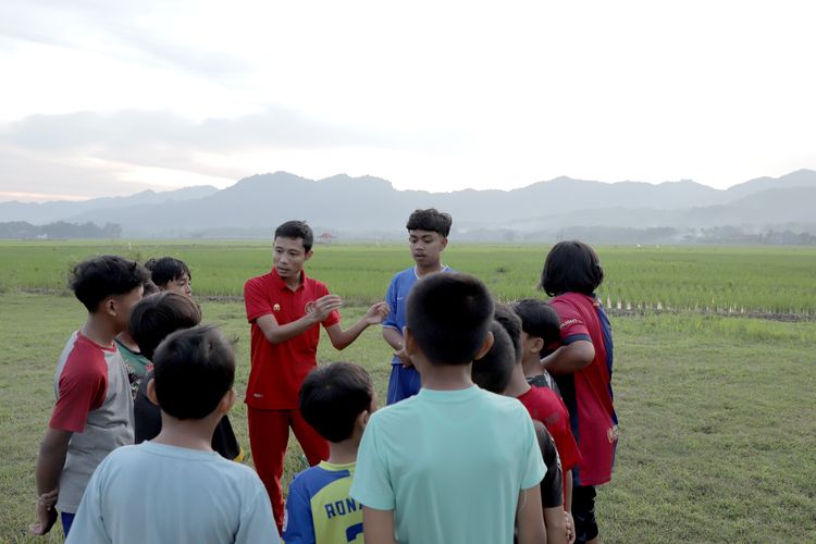 Mantan pemain timnas Indonesia Evan Dimas Darmono saat ini menjalankan profesi barunya, melatih anak-anak di SSB Saraswati Nuswantara yang berlatih di lapangan desa Mojoarum Tulungagung, Jawa Timur, Kamis (19/6/2025) sore.