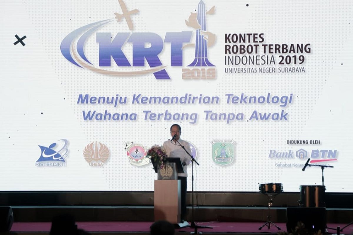 Menristekdikti Mohamad Nasir dalam pembukaan Kontes Robot Terbang Indonesia (KRTI) 2019 di Rektorat Universitas Negeri Surabaya (Unesa), Jawa Timur, Selasa (1/10/2019).