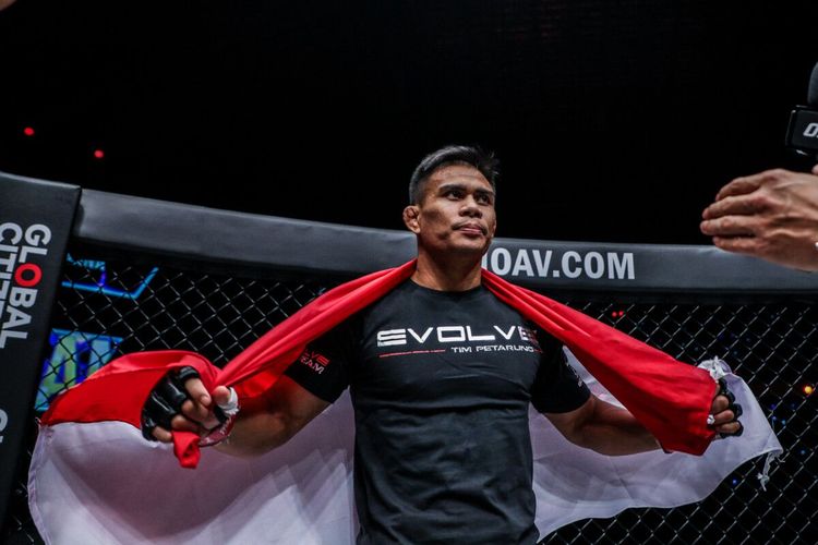 Eko Roni Saputra akan menghadapi Yodkaikaew Fairtex asal Thailand dalam laga MMA divisi flyweight di ONE 162.