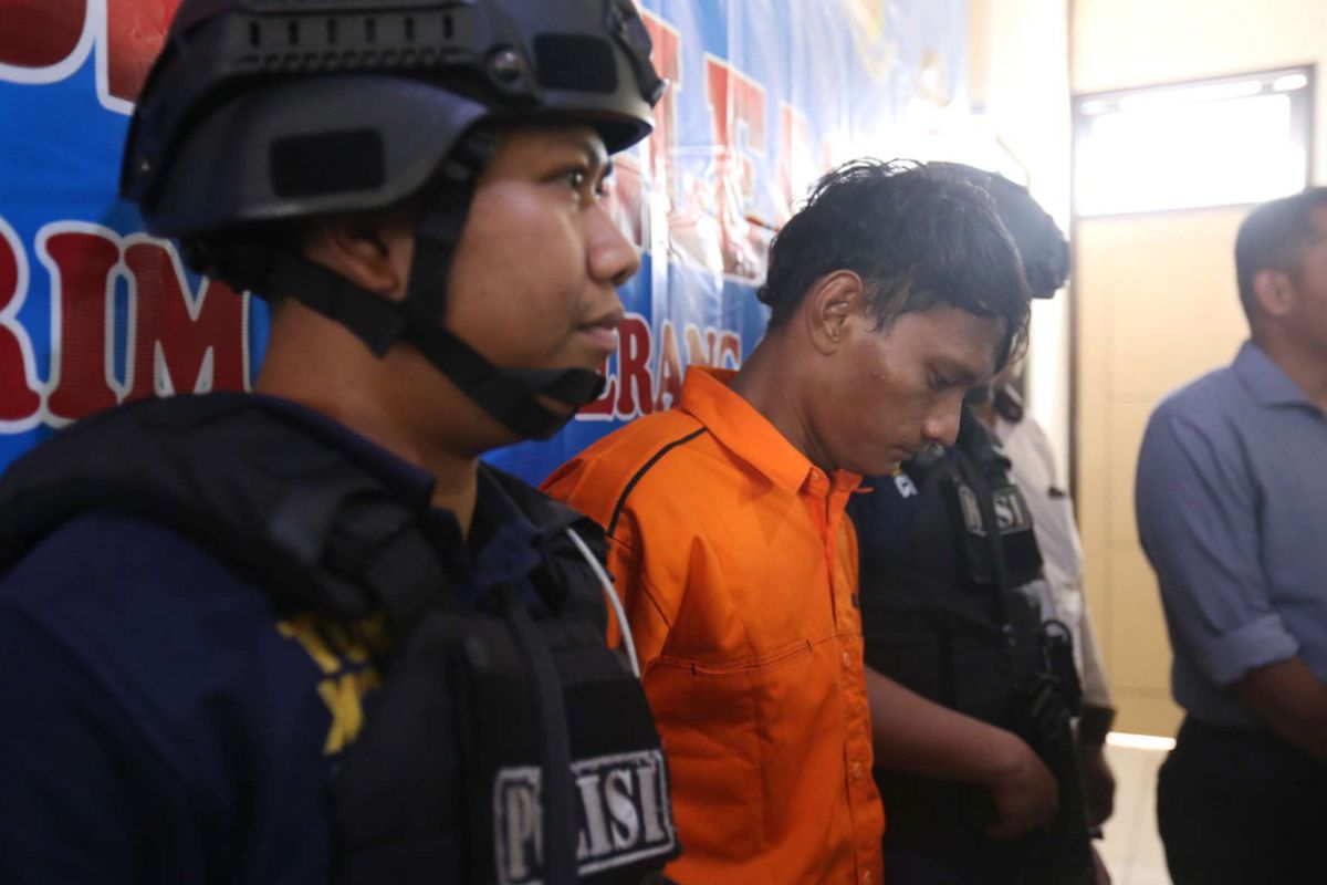 Tersangka Mohammad Irfan (34) dan sejumlah barang bukti dihadirkan dalam rilis kasus pembongkaran salah satu makam di Pemakaman Taman Abadi, Ciputat Tangerang Selatan  saat  di Polres Tangerang Selatan, Banten, Senin (8/01/2018). Tersangka membongkar makam untuk mencuri tali kafan jenazah almarhum Muhammad Suhendra untuk digunakan sebagai penglaris saat menarik angkot.