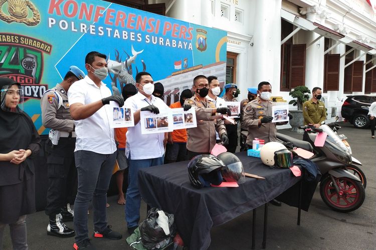 Kombes Pol Akhmad Yusep Gunawan, Beserta Jajaran Anggota Lainnya Saat Melakukan Pers Rilis Peristiwa Penikaman Bagus Hermadi di Jalan Raya Balongsari Tandes Surabaya, Senin (23/8/2021).