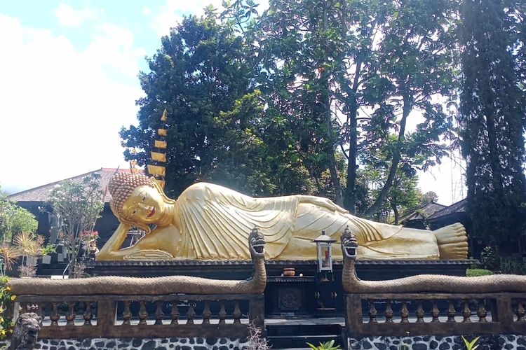 Potret patung Buddha tidur di Vihara Dhammadipa Arama yang berada di Kota Batu, Jawa Timur pada Minggu (15/5/2022). 