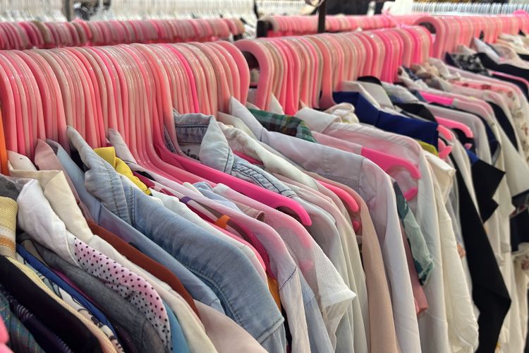 Rencana pemerintah menindak impor pakaian bekas ilegal tak menyurutkan minat anak muda terhadap thrifting. Simak cerita Aza dan Malihah berikut ini.