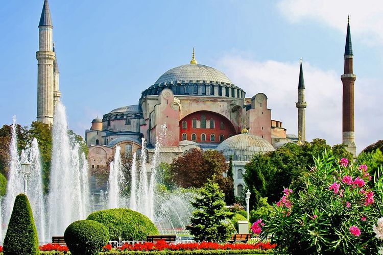 Hagia Sophia, struktur megah yang bertransformasi dari katedral menjadi masjid, tetap menjadi salah satu destinasi paling bersejarah di dunia (britannica.com).
