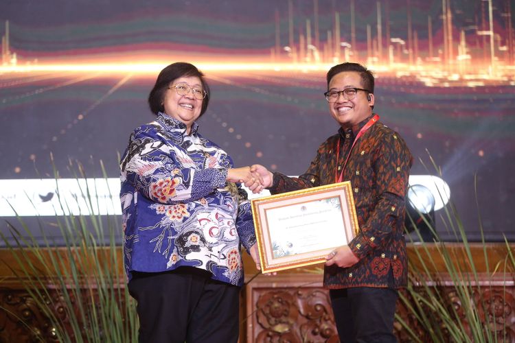 PT Pertamina Patra Niaga menerima penghargaan Proklim 2023 dalam Rangkaian Festival Iklim 2023 dengan tema Bergerak Bersama Turunkan Emisi Gas Rumah Kaca.
