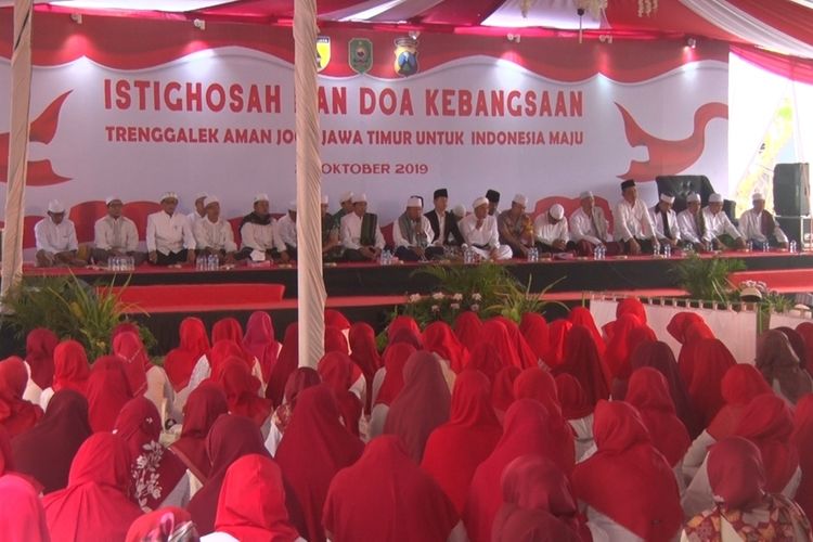 Ratusan Masyarakat Trenggalek Jawa Timur,Mengikuti Doa Bersama Jelang Pelantikan Presiden Dan Wakil Presiden di halaman mapolres Trenggalek (20/10/2019).