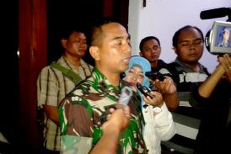 Komandan Kodim 0824 Jember, Jawa Timur, Letnan Kolonel Arh Wirawan Yanuartono, memberikan keterangan kepada wartawan mengenai 35 pemuda yang diduga menjadi korban penipuan pendidikan Sekolah Calon Bintara, Rabu (12/3/2014)